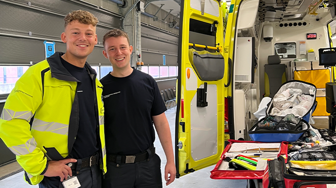 Lasse og Philip fortæller om ambulancens udstyr 