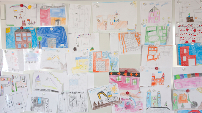 Børnene afleverede tegninger til Ulla Astman af sygehusbyggeriet. De blev straks hængt op.