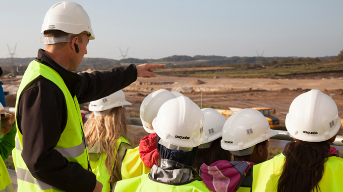 Børnene lyttede interesseret, da projektmedarbejderne på udkigsplatformen fortalte om de store maskiner og viste byggepladsen frem.