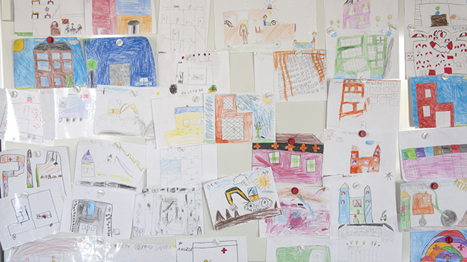 Børnene havde tegninger med til Ulla Astman