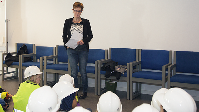 Ulla Astman bød børnene velkommen og besvarede spørgsmål om byggeriet m.m.