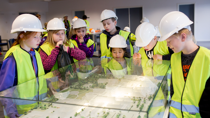Børnene ser på model af det nye hospital